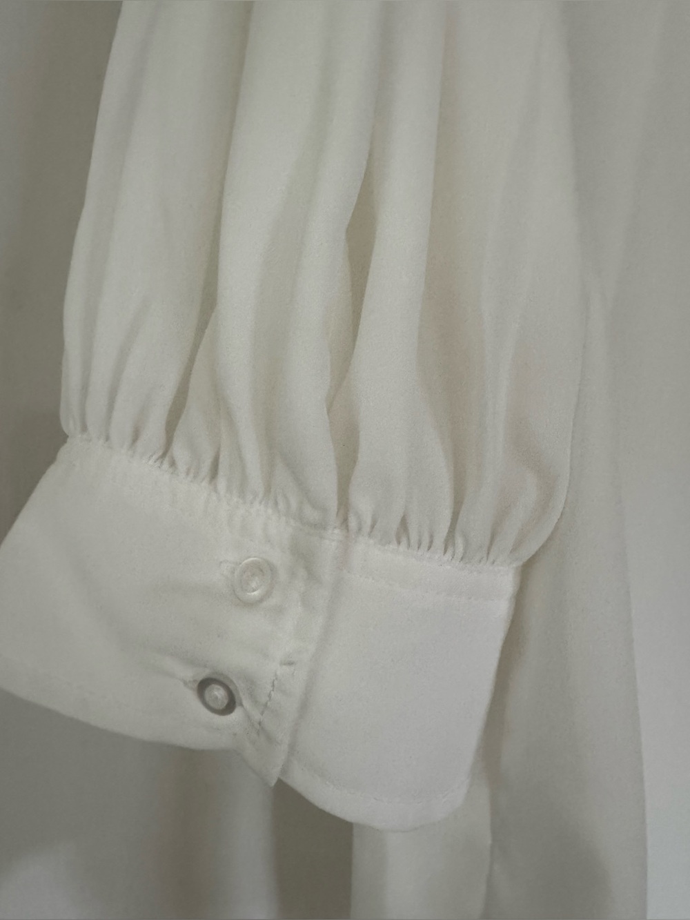 Cece cream lined blouse with hidden placket - Picture 5 of 7